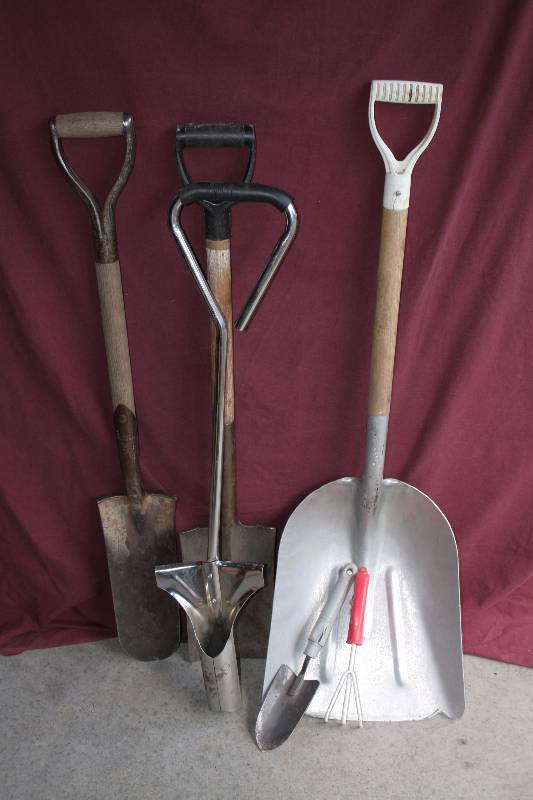 lot 278 image: Shovels and Garden Tools