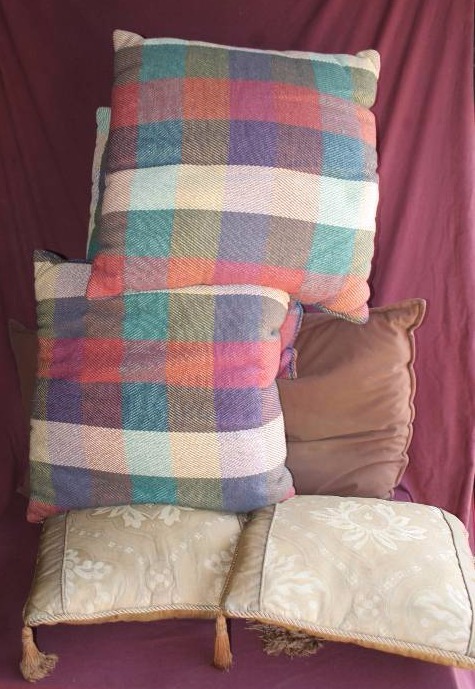 lot 295 image: Throw Pillows