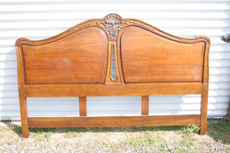 lot 300 image: Headboard