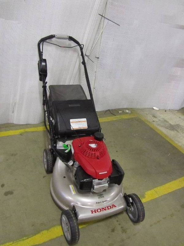 lot 4 image: Honda 21 in. Steel Deck Electric Start Gas Mower with Clip Director