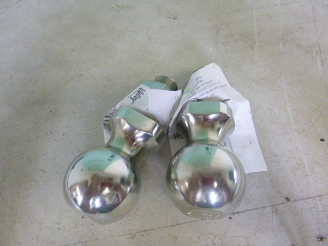 2 Tow Balls