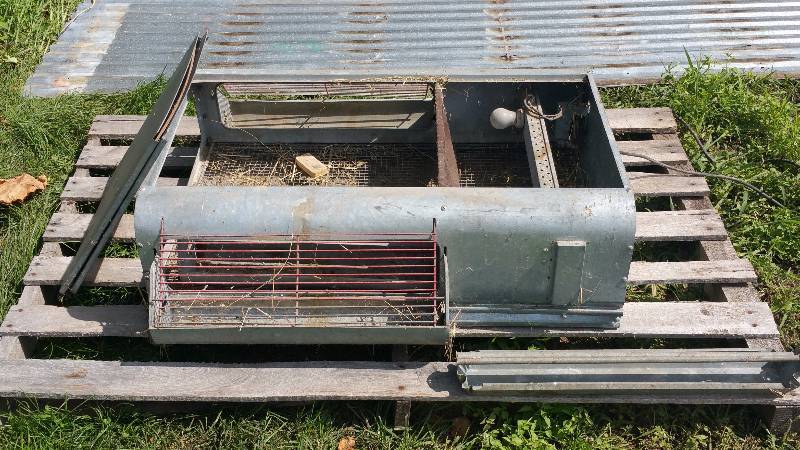 lot 19 image: Vintage Brower Brooder Model 1680-2