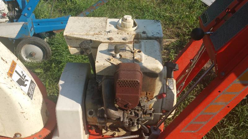 lot 4 image: Simplicity Snow Blower