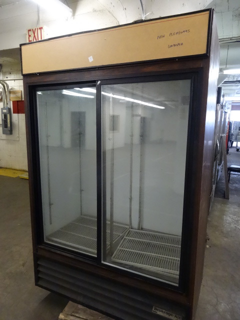lot 6 image: Beverage Air MT45 Glass Door Cooler