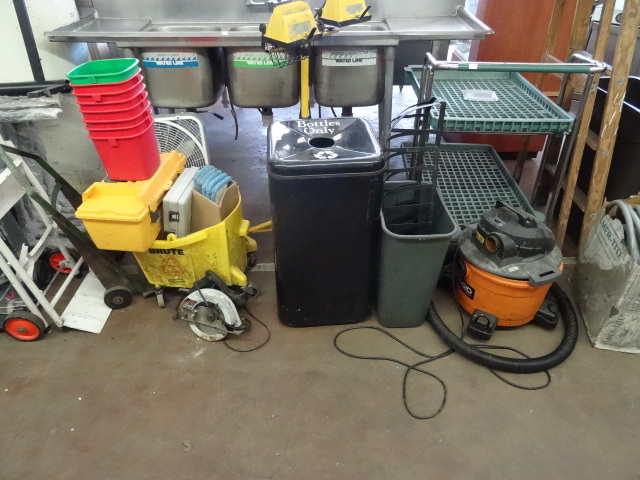 lot 25 image: Large Lot With a Variety Of Items.