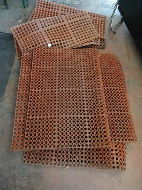 lot 47 image: Misc Anti FatigueAnti Slip Mats