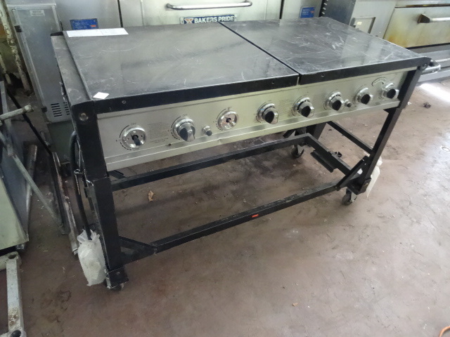 lot 60 image: Outdoor Bar-B-Que Grill On Wheels.