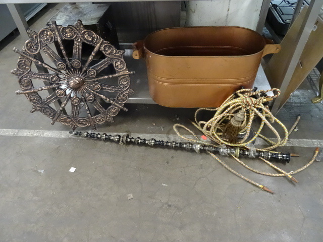 lot 98 image: 27 Non Magnetic Wall Hanging Dcor,