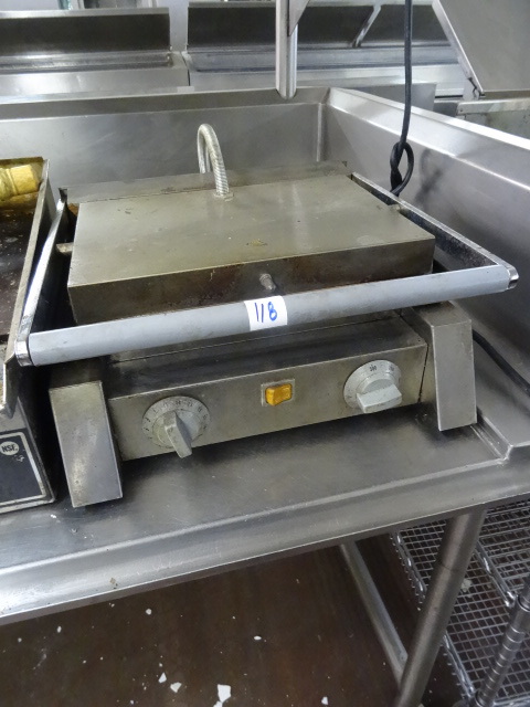 lot 118 image: Panini Grill, Electrolux DGR16