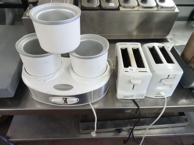 lot 122 image: 2 Toasters and A Cuisinart Duo Ice CreamYogurt Maker