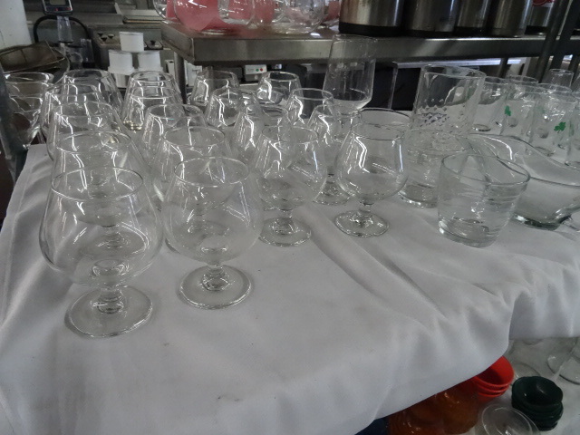 lot 200 image: Misc Glasses