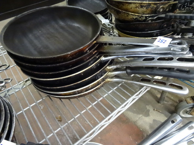 lot 252 image: 10 Sautee Pans