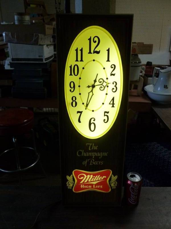lot 6 image: Vintage Beer Lightup Clock
