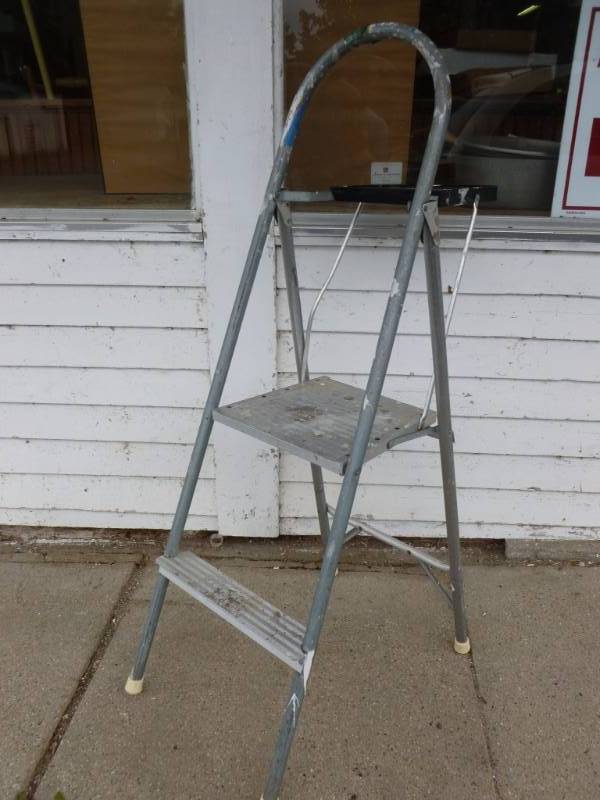 lot 12 image: Utility Ladder