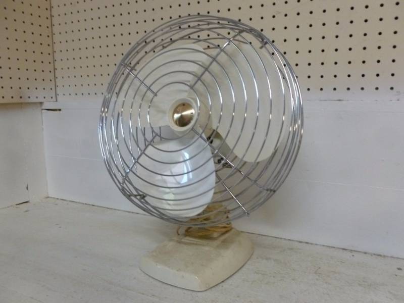lot 16 image: Vintage Fan