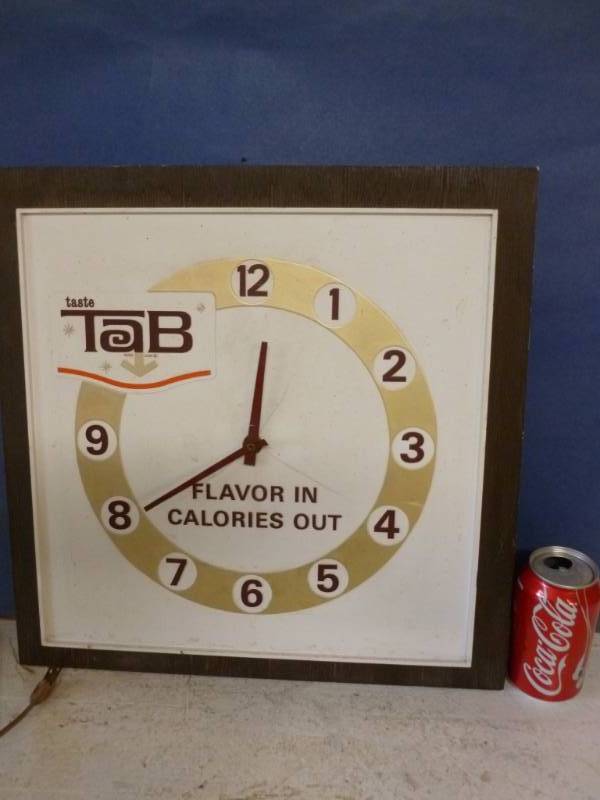 lot 49 image: Vintage Tab Clock