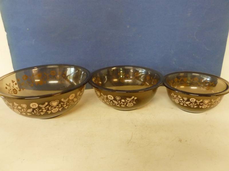 lot 85 image: Pyrex Mixing Bowl Set