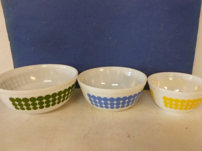 lot 87 image: Vintage Pyrex Bowl Set