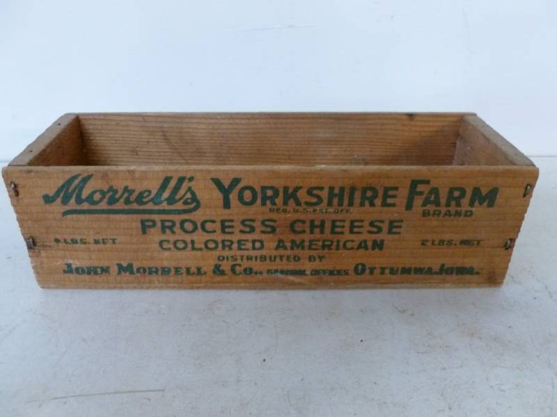 lot 108 image: Vintage Cheese Box