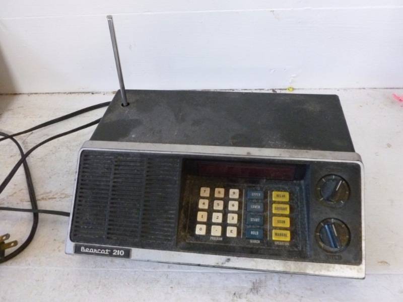 lot 115 image: Vintage Scanner Radio