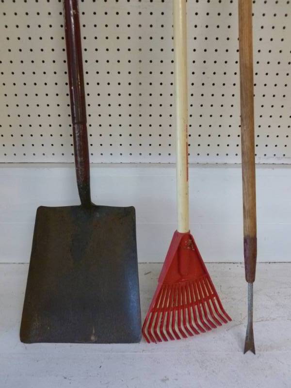 lot 158 image: Lawn And Garden Items