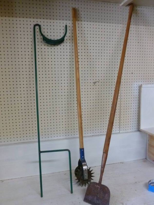 lot 160 image: Lawn And Garden Items