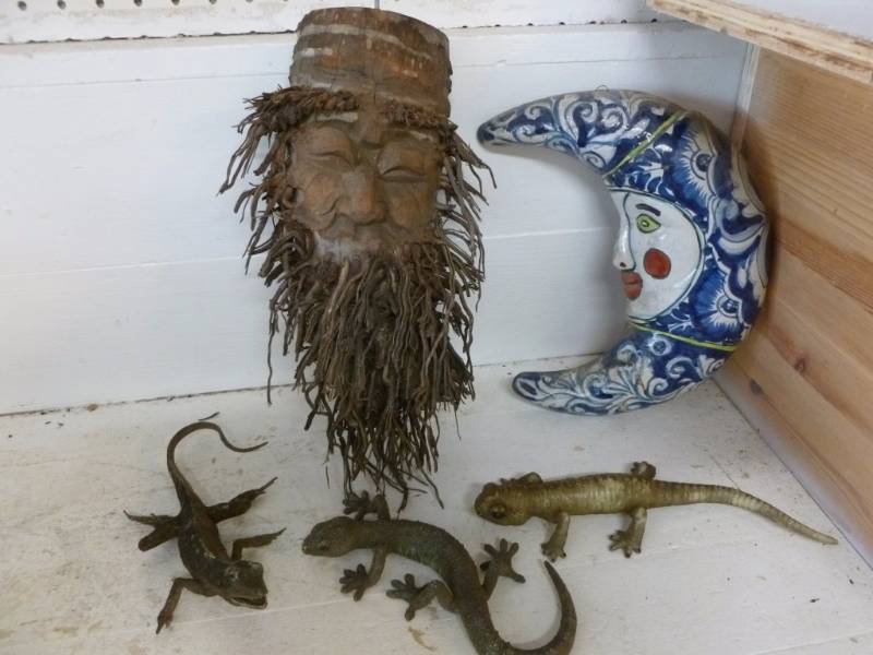 lot 166 image: Outdoor Decorations