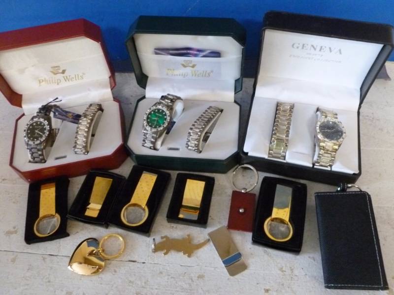lot 193 image: New Watch Set