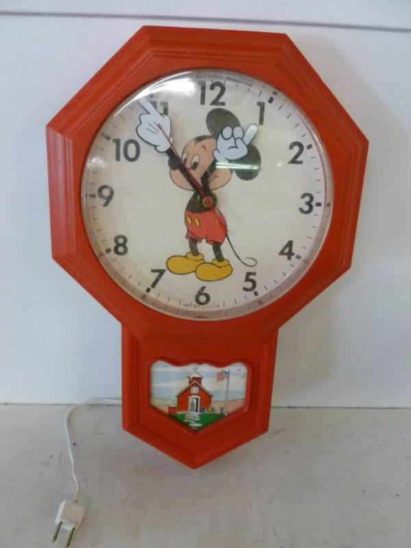 lot 222 image: Collector Clock