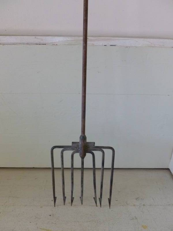 lot 258 image: Vintage Spear