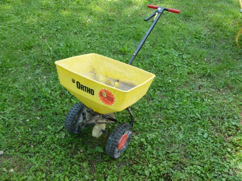 lot 300 image: Fertilizer Spreader