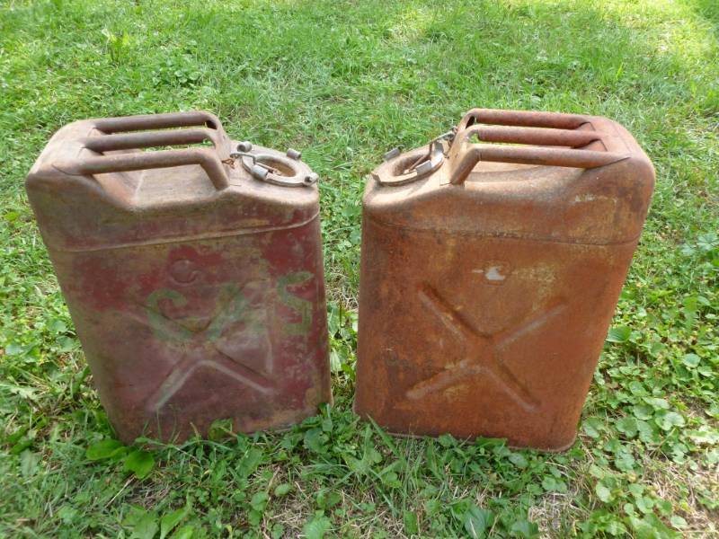 lot 307 image: Vintage Gerry Cans