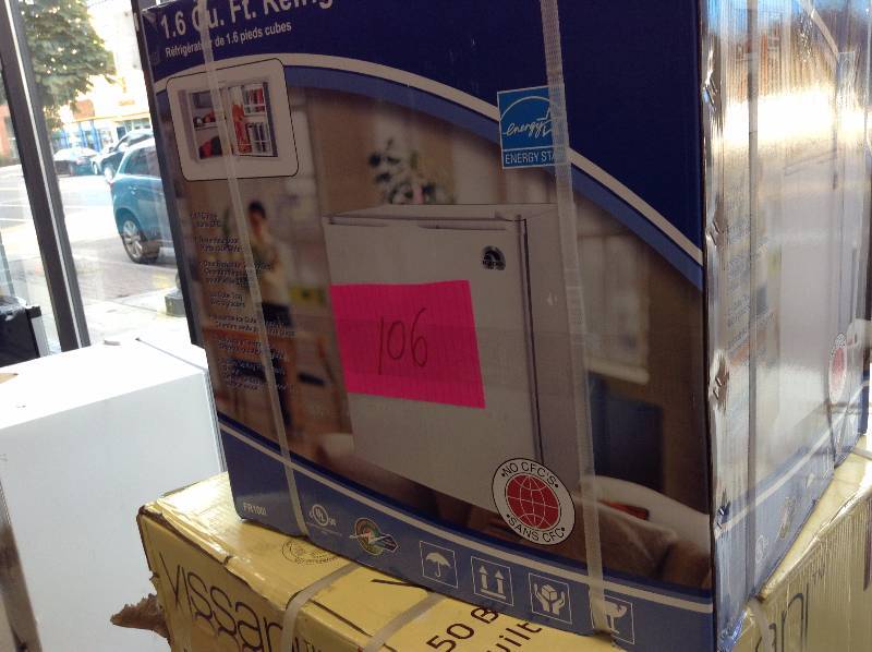 lot 106 image: Igloo 1.6 CU FT Refrigerator not used