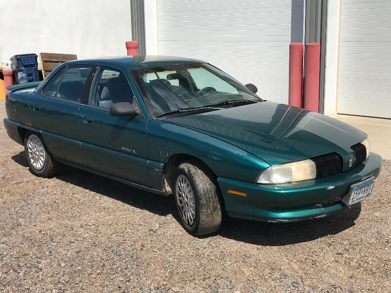 lot 2 image: 1998 Oldsmobile Achieva SL
