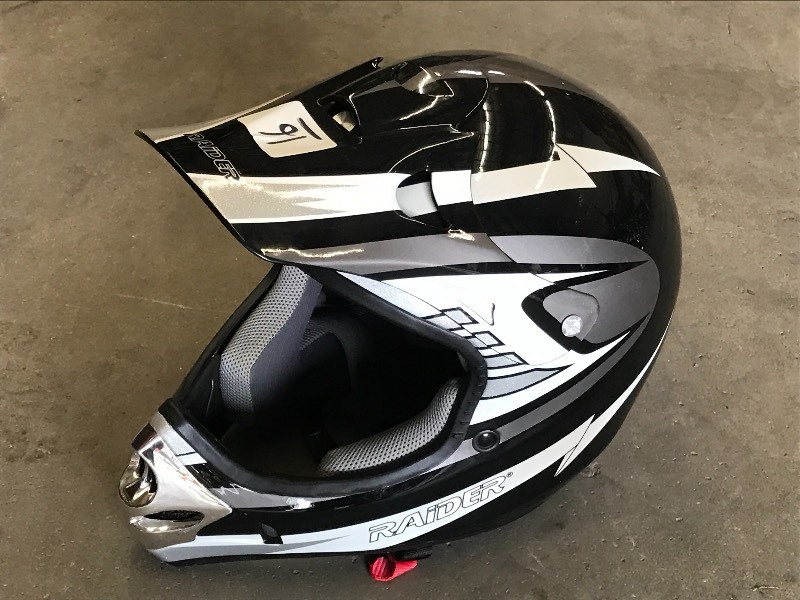 lot 16 image: Raider Motocross Helmet