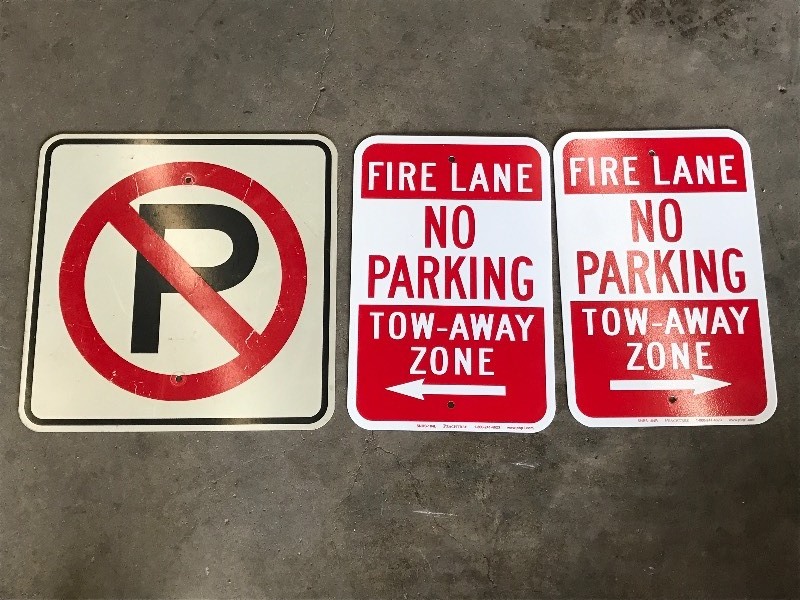 lot 18 image: (3) No Parking Signs