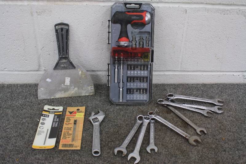 lot 100 image: Tool Lot #100