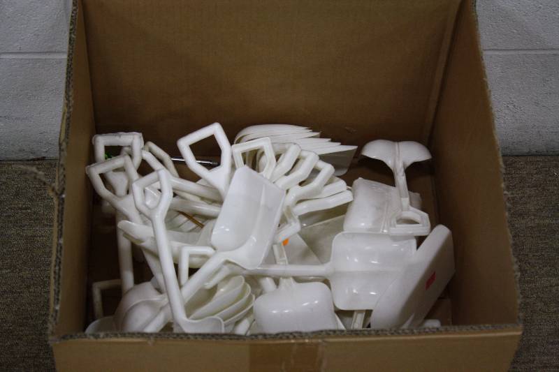 lot 199A image: Plastic Mini Shovels