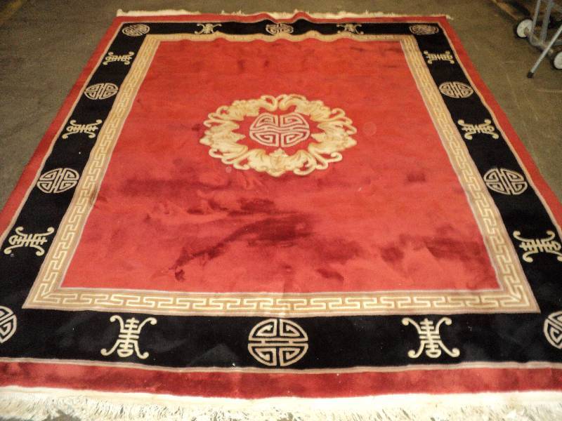 lot 23 image: 8x10ft rug with 5in fringe, colors...
