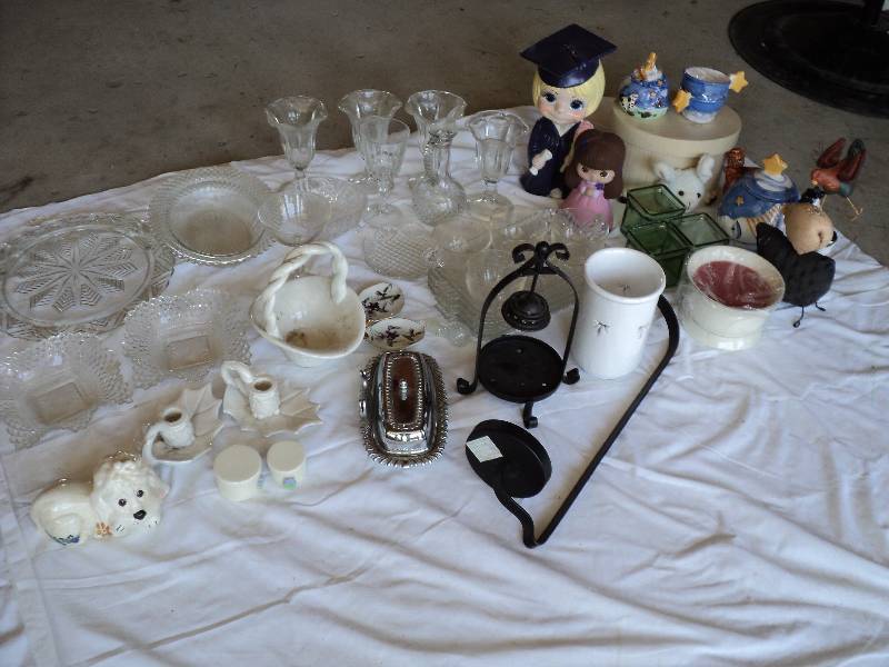 lot 34 image: tote of glassware and dcor...