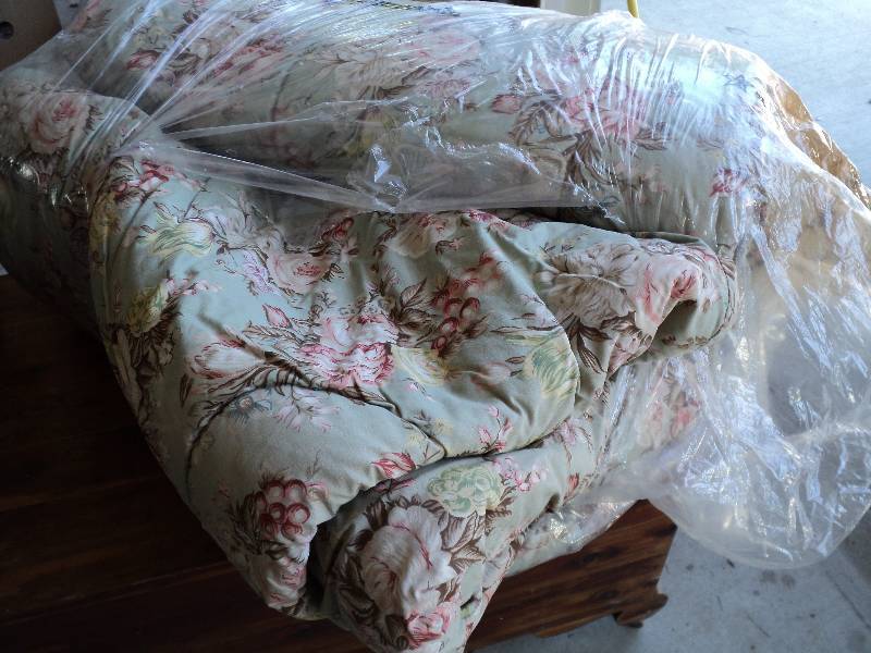 lot 36 image: king size Ralph Lauren comforter...