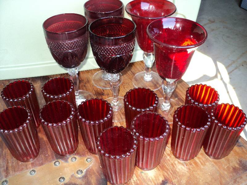 lot 43 image: 5 red wine glasses and 11 small red...