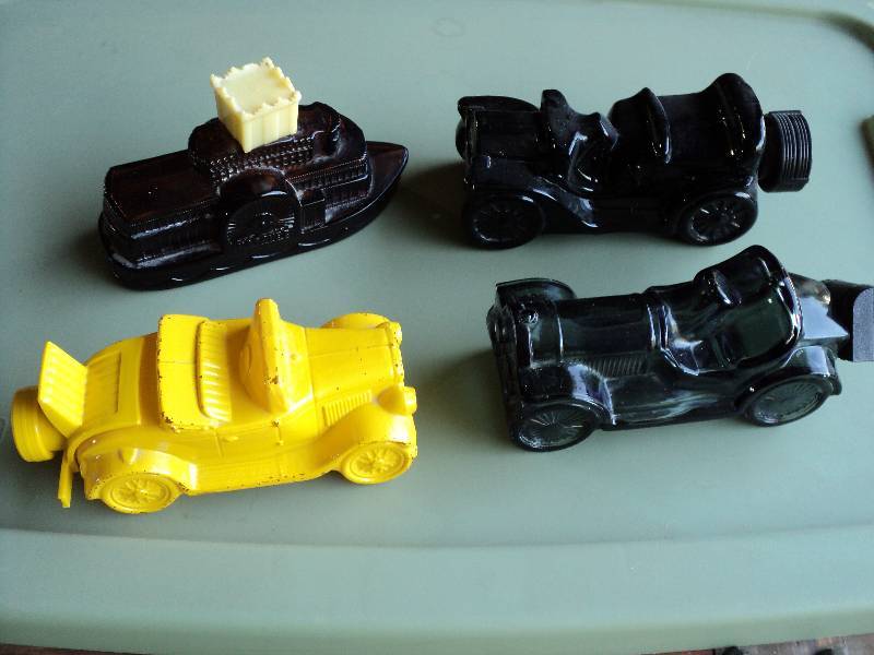 lot 45 image: 4 avon car and boat collectables...