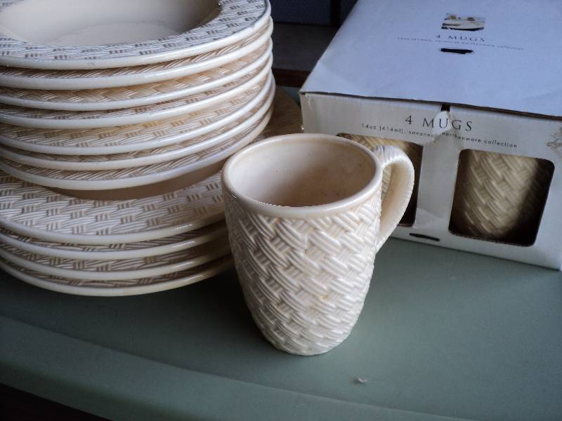 lot 48 image: set of dishes, 4 plates, 2 soup bow...