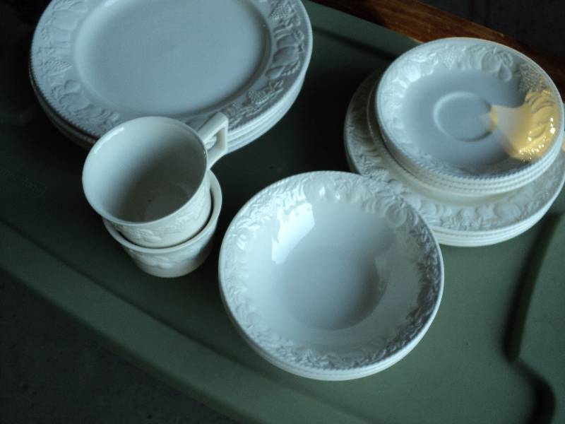 lot 50 image: swt of white international table di...