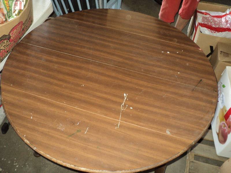 lot 85 image: small dining table, foldable sides,...
