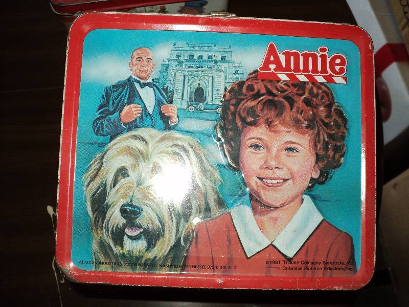 lot 88 image: metall Annie lunch box...