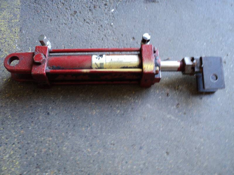 lot 152 image: small hydraulic cylinder...