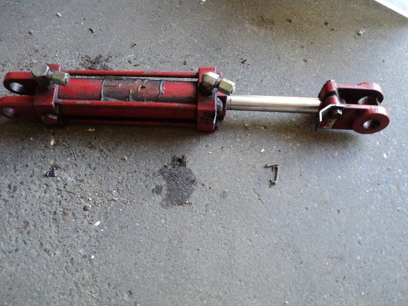 lot 153 image: small hydraulic cylinder...