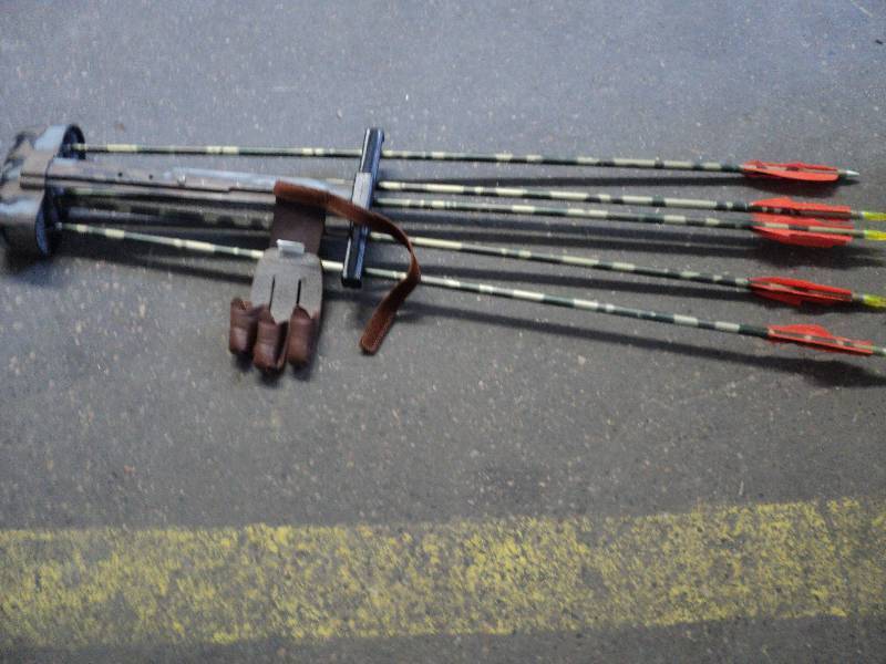 lot 167 image: arrows for bow hunting and finger p...